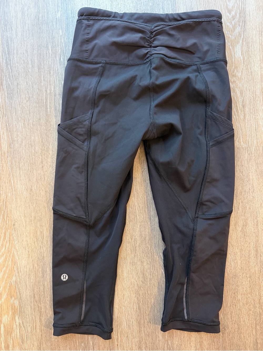 lululemon athletica womans Black Capri Leggings with Side Pockets size 4 lulu